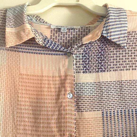 ❤️NWOT.  Rose+Olive lightweight and flowing abstract design blouse.  Size: 1X. - Picture 5 of 10